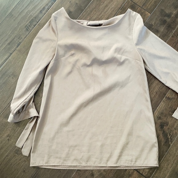 Charming Charlie open back top with bows - Picture 2 of 2